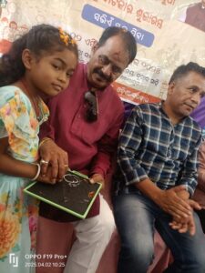 କୋଳରେ ବସାଇ ଖଡି ଛୁଆଁଇଲେ ବିଧାୟକ