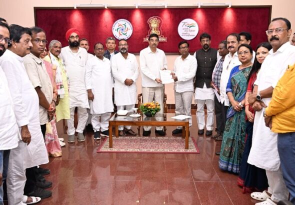 ରାଜ୍ୟରେ ବିସ୍ଥାପନ ଯାତନାକୁ ନେଇ ରାଜ୍ୟପାଳଙ୍କୁ ସାକ୍ଷାତ କଲେ କଂଗ୍ରେସ ପ୍ରତିନିଧି ଦଳ
